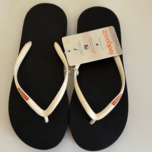 New Feelgoodz Black and White 100% Vegan Material Flip Flops. Size 8.